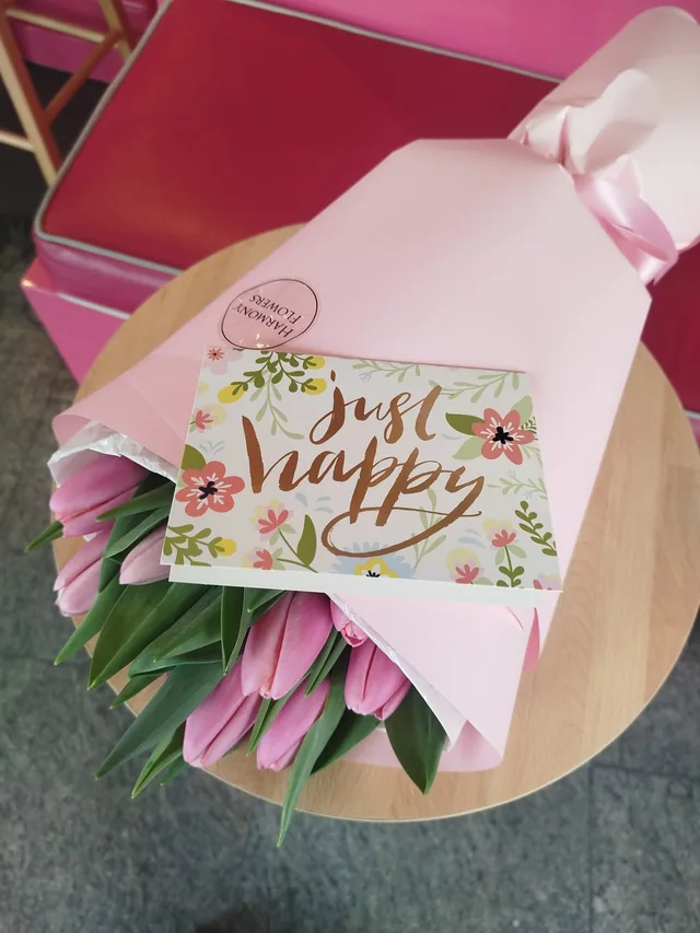 Just happy kartıyla pembe ambalajlı lale buketi